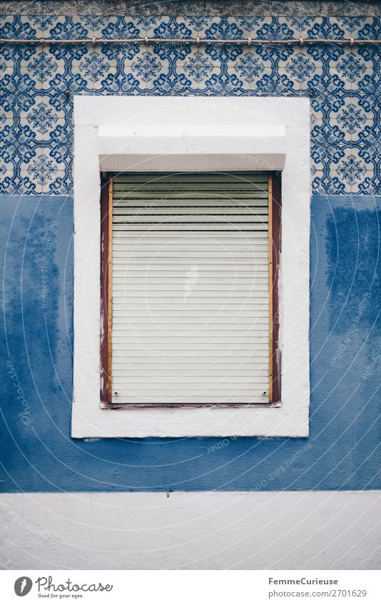 Window in Portugal surrounded by colorful house front Stadt Ferien & Urlaub & Reisen Häusliches Leben Fenster Lissabon Fliesen u. Kacheln Muster Blauton blau
