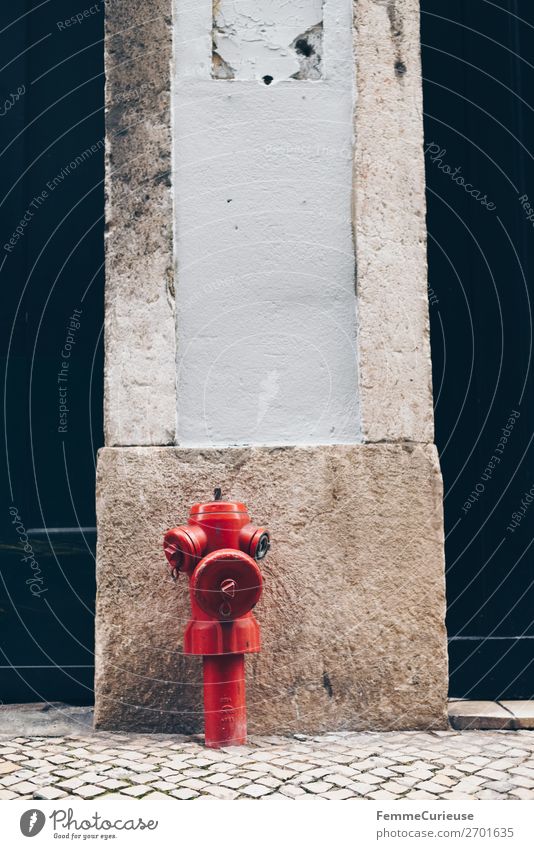 Red hydrant in Portugal Haus rot Hydrant Wasser Wasserversorgung Pflastersteine Kopfsteinpflaster Fassade Lissabon Farbfoto Außenaufnahme Textfreiraum oben