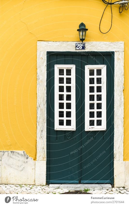 Door in Portugal Haus Ferien & Urlaub & Reisen Häusliches Leben Tür mehrfarbig gelb grün weiß Fassade Farbfoto Außenaufnahme Zentralperspektive