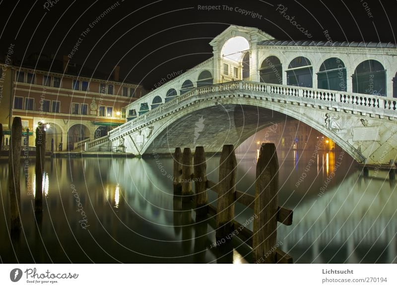 Rialto bei Nacht Tourismus Sightseeing Städtereise Venedig Veneto San Polo Italien Europa Hafenstadt Altstadt Menschenleer Brücke Bauwerk Architektur Arkaden