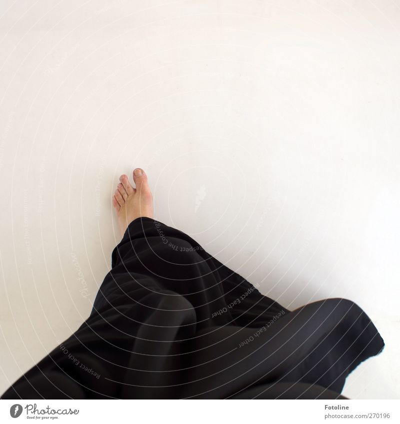 Abu Dhabi {Auf dem Weg zum Scheich - für Time.} Mensch feminin Frau Erwachsene Haut Fuß hell schwarz weiß Zehen Tracht Abaya Trachtenkleid Kleid Wind wehen