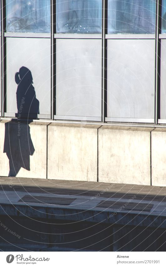 geknickt feminin Frau Erwachsene 1 Mensch Bahnhof Bahnsteig Beton Glas Metall stehen warten blau grau Langeweile stagnierend Einsamkeit kaputt Farbfoto