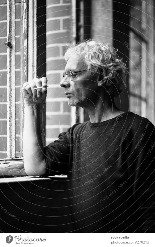 AST5 | Mann schaut aus Fenster maskulin 1 Mensch 45-60 Jahre Erwachsene beobachten träumen Coolness einzigartig Ehrlichkeit authentisch Rauchen Schwarzweißfoto