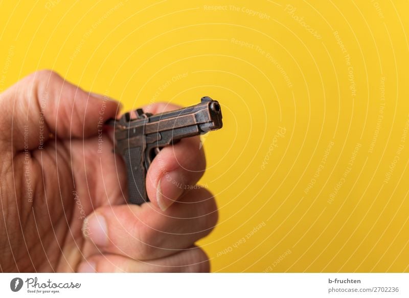 Hände hoch! Mann Erwachsene Hand Finger Spielzeug berühren festhalten verrückt trashig gelb gefährlich Aggression Gewalt Sicherheit Pistole Waffe