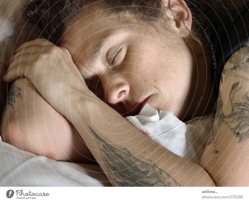 Schlaf Tiefschlaf Junge Frau schlafen tätowiert müde Erholung Zufriedenheit träumen Jugendliche Tattoo einzigartig Müdigkeit Erschöpfung ruhen Morgen Porträt