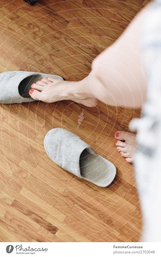 A woman's feet in slippers on parquet flooring feminin Junge Frau Jugendliche Erwachsene 1 Mensch 18-30 Jahre 30-45 Jahre Häusliches Leben gemütlich Schlappen