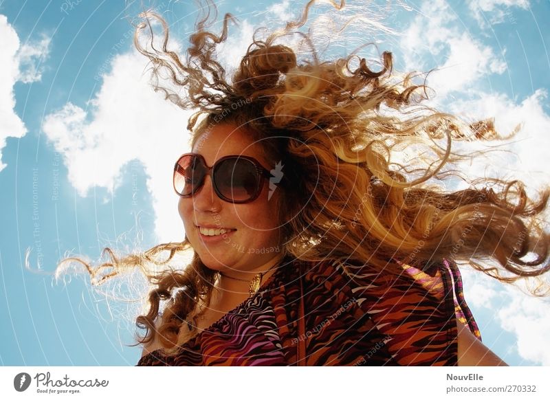 FeelFree. Mensch feminin Junge Frau Jugendliche Haare & Frisuren 1 Sonnenbrille rothaarig Locken lachen Gefühle Freude Fröhlichkeit Lebensfreude Coolness