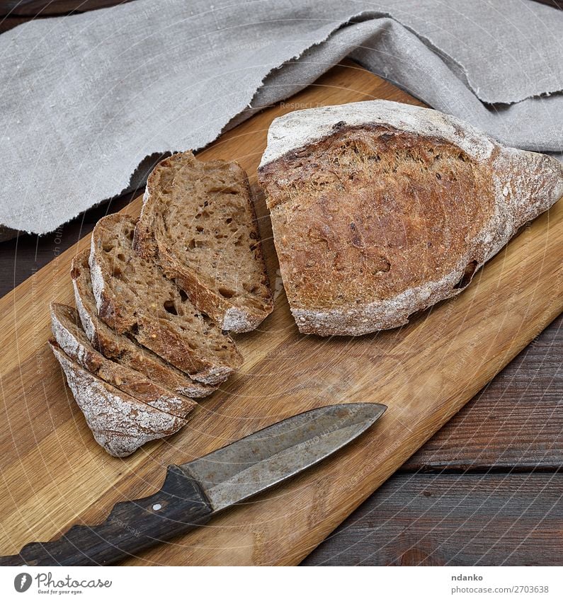 geschnittener Laib Roggenmehlbrot Brot Frühstück Tisch Holz dunkel frisch braun Mehl Gesundheit Lebensmittel Weizen ganz organisch Mahlzeit Brotlaib Korn