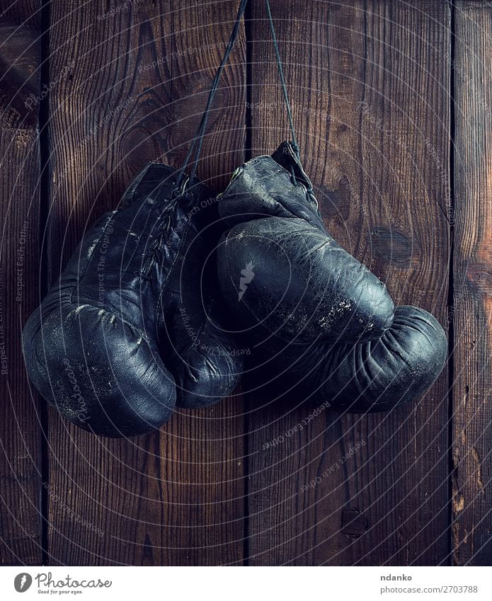 alte, schäbige, schwarze Boxhandschuhe aus Leder Lifestyle sportlich Sport Seil Handschuhe Holz Fitness hängen dreckig retro braun Schutz Konkurrenz gebraucht