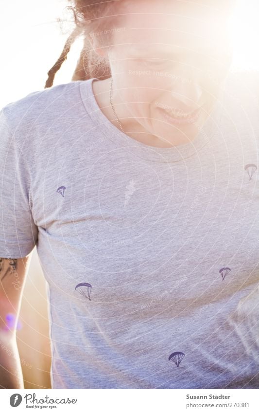 Hiddensee | happy ballooning Frau Erwachsene 1 Mensch 18-30 Jahre Jugendliche T-Shirt langhaarig Rastalocken leuchten Sonnenlicht Oberkörper sommerlich Farbfoto