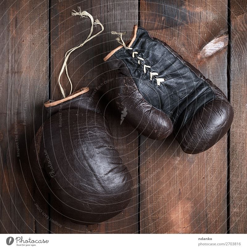 sehr alte braune Boxhandschuhe Sport Leder Handschuhe Holz Fitness retro schwarz Schutz Konkurrenz Aktion antik Antiquität Hintergrund Kasten Boxer Boxsport