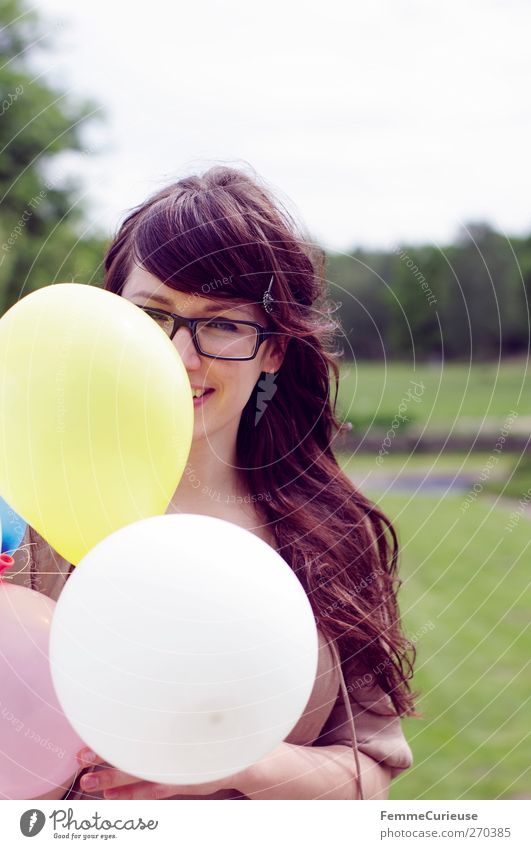 Überraschung! schön Ausflug Sommer Sommerurlaub feminin Junge Frau Jugendliche Erwachsene 1 Mensch 18-30 Jahre Freude Freundschaft Luftballon blasen Brille