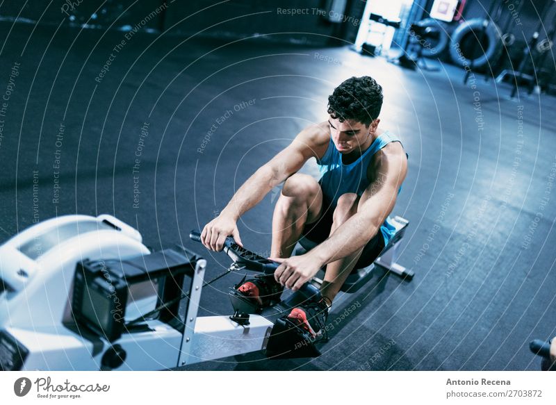 Ruderer Sport Mann Erwachsene brünett Einsamkeit Paddeln Sporthalle Maschine Training Rudern üben Lateinamerikaner Muskulatur 20s 30s Spanisch Reihe Crossfit