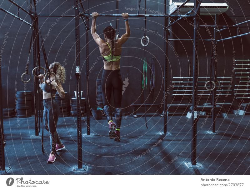 Frauen beim Kinnübungen im Fitnessstudio im Rückenbild Sport Mensch Erwachsene Paar 2 30-45 Jahre anstrengen Energie zwei olympisch dorsal aktiver Lebensstil