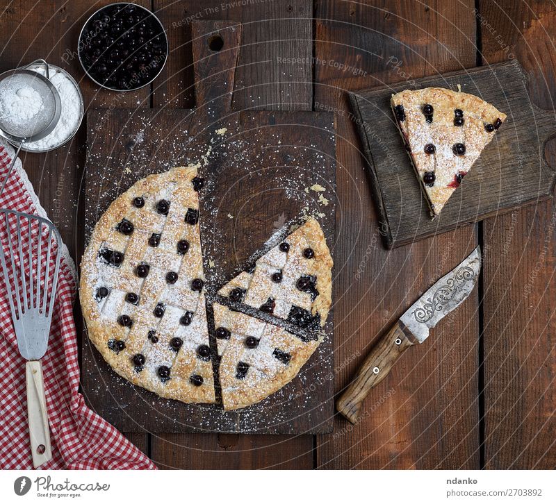 gebackener runder schwarzer Johannisbeertorte Frucht Kuchen Dessert Süßwaren Ernährung Messer Tisch Holz frisch lecker oben blau braun gold weiß Hintergrund