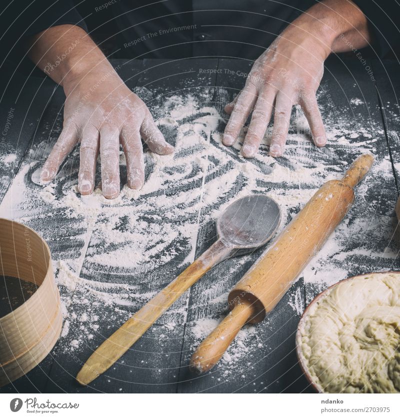weißes Weizenmehl auf einem schwarzen Holztisch Teigwaren Backwaren Brot Löffel Tisch Küche Arbeit & Erwerbstätigkeit Koch Mensch Mann Erwachsene Hand machen