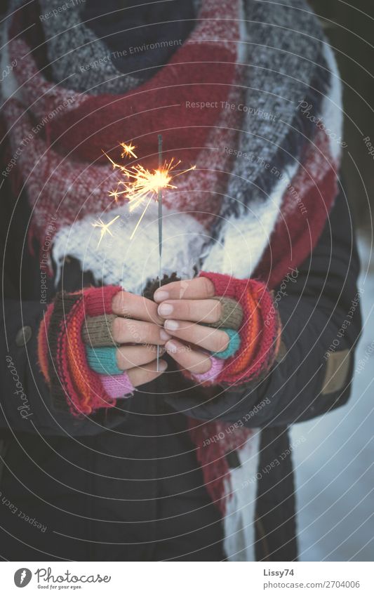 Ein Lichtlein brennt Freude Freizeit & Hobby Winter Kind Schule Mensch Mädchen Kindheit Hand 1 8-13 Jahre Handschuhe Wunderkerze leuchten stehen dunkel