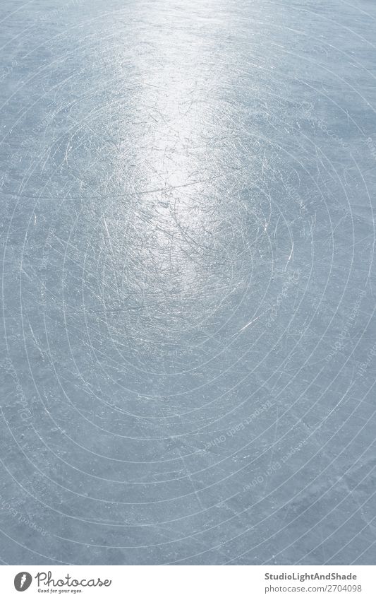Sonnenreflexion in der Oberfläche einer Eisbahn Winter Schnee Sport Natur Fährte glänzend natürlich grau Eislaufplatz Eiskunstlauf Schlittschuhlaufen