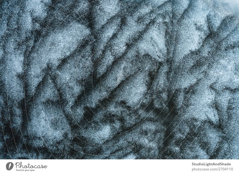 Abstraktes frostiges Muster auf Eis Meer Winter Schnee Natur Gletscher See Fluss Kristalle Ornament frieren dunkel natürlich grau schwarz weiß Frost gefroren