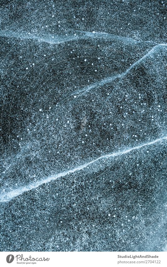 Körniger Schnee bedeckt gerissenes Eis Getreide Winter Natur Nebel Hagel Gletscher Kristalle Ornament Linie frieren natürlich grau schwarz weiß gefroren Korn