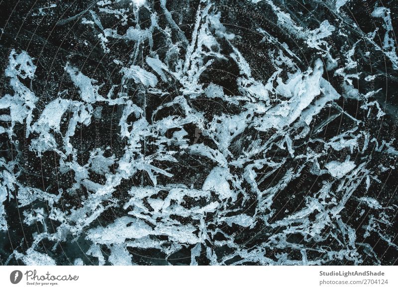 Frostiges Ornament auf Eis schön Meer Winter Schnee Natur Gletscher See Fluss Kristalle frieren dunkel natürlich grau schwarz weiß gefroren Hintergrund