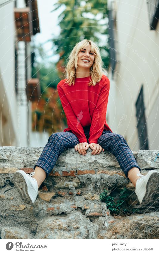 Lächelndes blondes Mädchen mit rotem Hemd, das das Leben im Freien genießt. Lifestyle Stil Glück schön Haare & Frisuren Mensch feminin Junge Frau Jugendliche