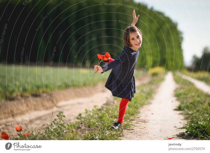 Kleines Mädchen, das auf einem Feld in der Natur spazieren geht und ein schönes Kleid trägt. Lifestyle Freude Sommer Kind Mensch feminin Frau Erwachsene
