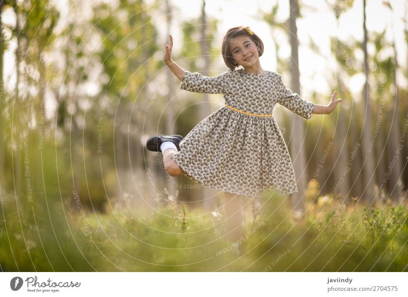 Kleines Mädchen im Naturfeld mit schönem Kleid Lifestyle Freude Glück Spielen Sommer Kind Mensch feminin Frau Erwachsene Kindheit 1 3-8 Jahre Blume Gras Wiese