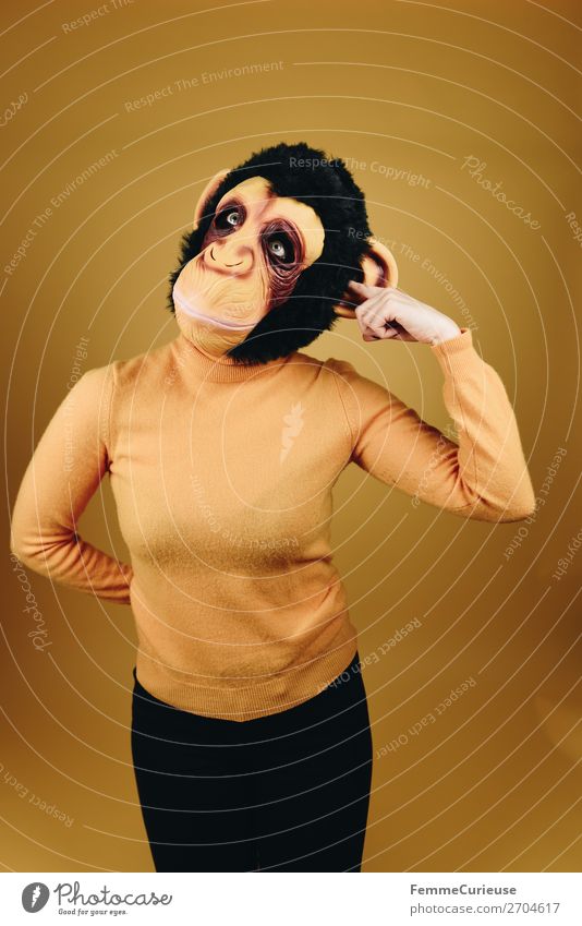 Woman with monkey mask drilling in her ear feminin Frau Erwachsene 1 Mensch 18-30 Jahre Jugendliche 30-45 Jahre Freude lustig Ohr bohren berühren Maske Karneval