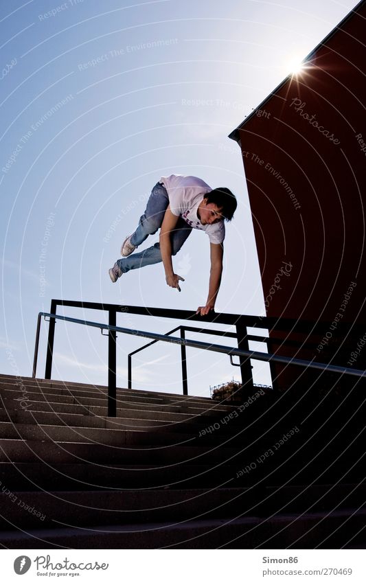 jump Lifestyle Stil sportlich Fitness Freizeit & Hobby Sonne Sport Mensch Junger Mann Jugendliche Leben 1 18-30 Jahre Erwachsene Schönes Wetter Treppe springen