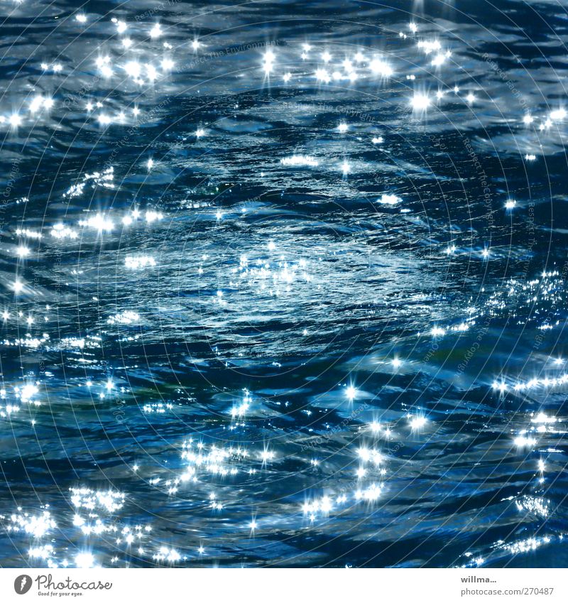 Funkelndes Sonnengeglitzer auf der Wasseroberfläche glitzern Wellen Lichtreflexe Meer Urelemente See Fluss glänzend blau Zufriedenheit Erholung Meditation