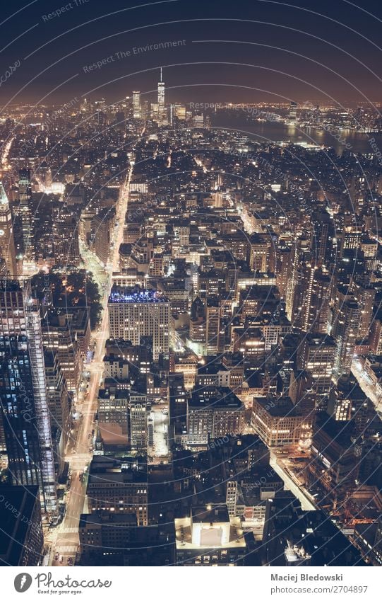 Luftaufnahme von New York City bei Nacht, USA. Büro Stadt Stadtzentrum Skyline Hochhaus Bankgebäude Gebäude Architektur Straße außergewöhnlich elegant Erfolg