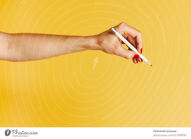 Forearm and hand with pencil against a yellow background feminin Junge Frau Jugendliche Erwachsene 1 Mensch 18-30 Jahre 30-45 Jahre Kommunizieren schreiben