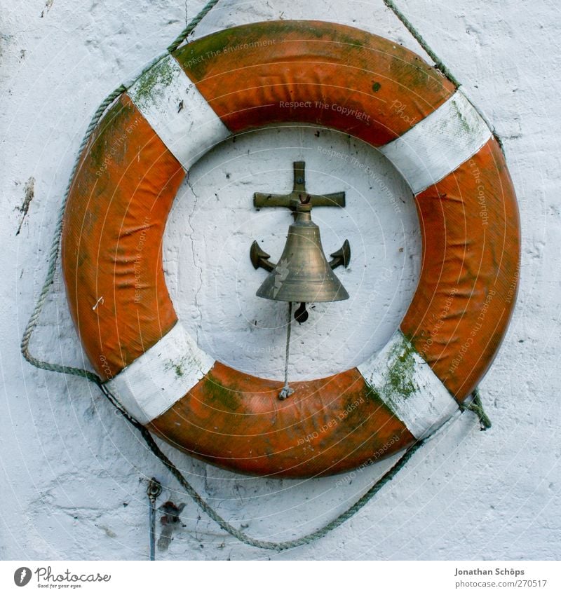 Rettung der Glocke Schifffahrt Kreuzfahrtschiff Fähre Wasserfahrzeug Hafen Jachthafen Anker rot weiß Rettungsring Rettungsgeräte Schiffsglocke Lebensrettung