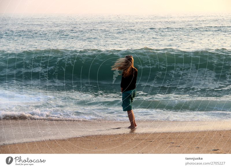 Junge Frau und Atlantik Lifestyle Ferien & Urlaub & Reisen Tourismus Abenteuer Ferne Freiheit Sommer Sommerurlaub Strand Meer Wellen Mensch feminin Jugendliche