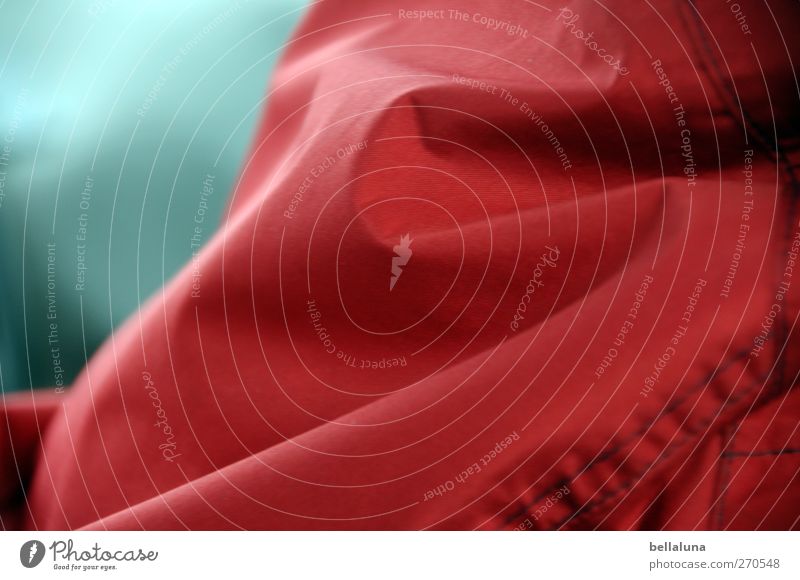 Hiddensee | Rotes Tuch Jacke blau grau rot Stoff Naht Farbfoto mehrfarbig Innenaufnahme Nahaufnahme Detailaufnahme Menschenleer Tag Licht Schatten Kontrast
