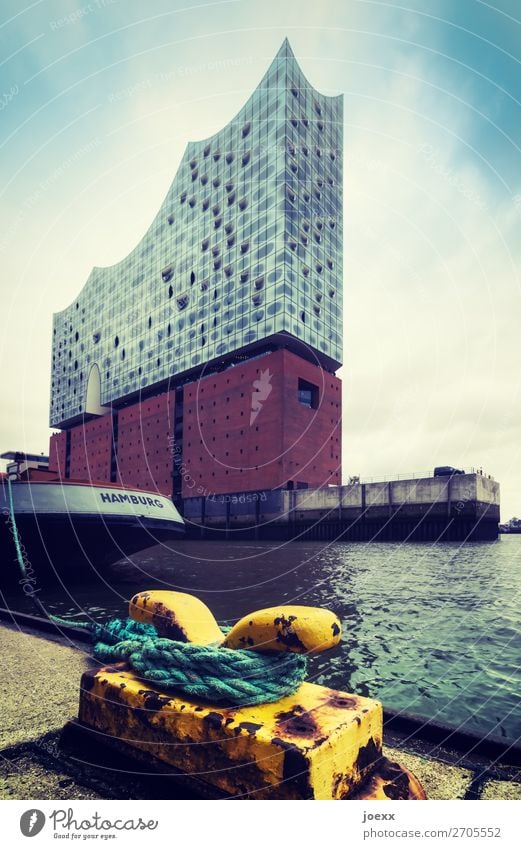 Gut angelegt Wasser Hamburg Hafenstadt Haus Fassade Sehenswürdigkeit Elbphilharmonie Schifffahrt Fischerboot Seil hoch modern retro schön blau braun gelb