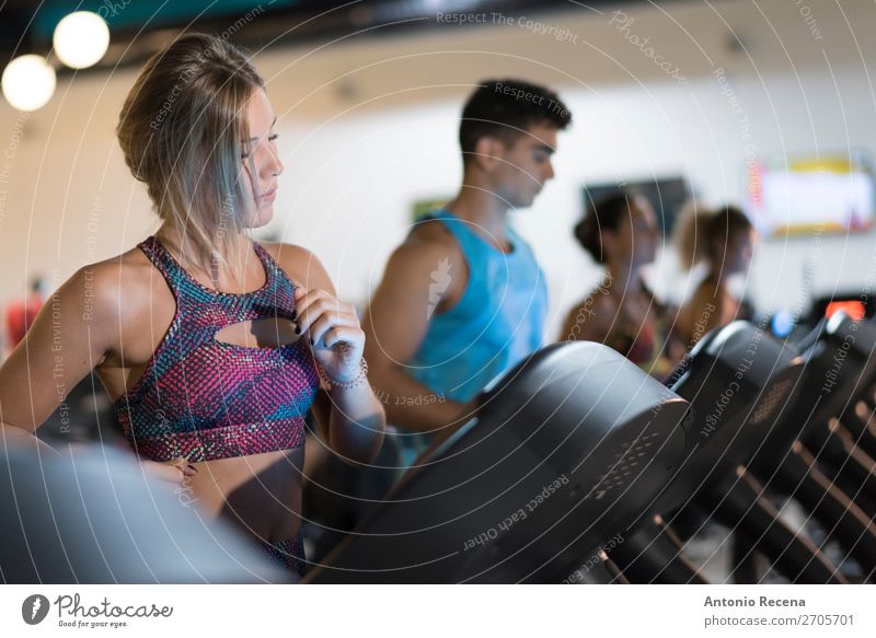 Laufband-Training Lifestyle Spa Junger Mann Jugendliche Frau Erwachsene 4 Mensch blond Fitness Zusammensein Tatkraft anstrengen Energie Konzentration Kaukasier
