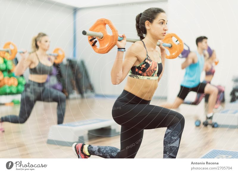 Frau im Gymnastikunterricht Trainingsbeine Lifestyle Körper Wellness Erwachsene Mann Fitness muskulös stark Kraft Tatkraft anstrengen Bein Kaukasier Sporthalle