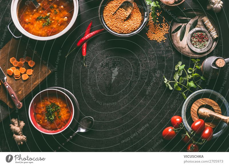 Hintergrund mit Linsensuppe und Zutaten Lebensmittel Suppe Eintopf Ernährung Bioprodukte Vegetarische Ernährung Diät Geschirr Teller Topf Stil Design