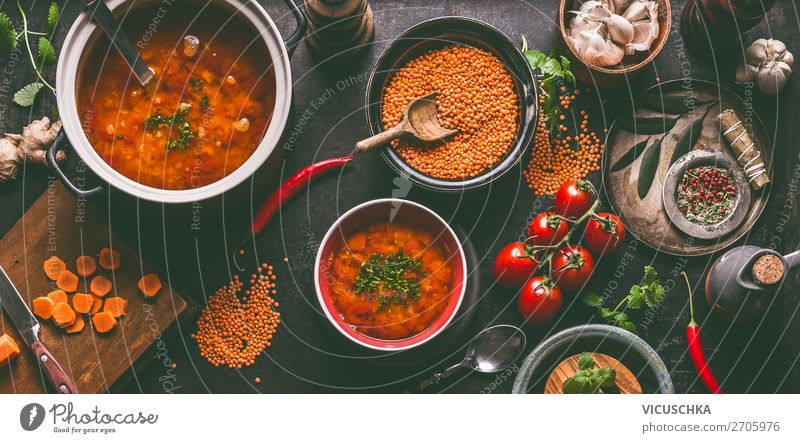 Gesunde vegan Linsen Suppe Lebensmittel Getreide Kräuter & Gewürze Ernährung Mittagessen Bioprodukte Vegetarische Ernährung Diät Geschirr Teller