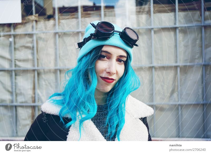 Porträt einer Punk oder gotischen jungen Frau Stil Freude schön Haare & Frisuren Haut Erwachsene Subkultur Wolken Brille Sonnenbrille Hut langhaarig Locken