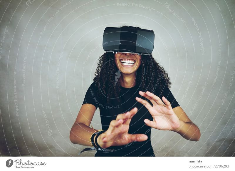junge Frau trägt Virtual Reality VR-Headset Lifestyle Stil Glück schön Freizeit & Hobby Spielen Spielkonsole Technik & Technologie Unterhaltungselektronik