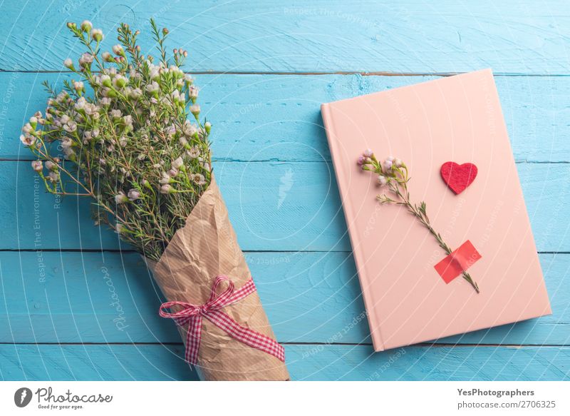 Strauß mit weißen Blumen und rosa Notizbuch Lifestyle Schreibtisch Feste & Feiern Valentinstag Muttertag Hochzeit Blumenstrauß Liebe Fröhlichkeit blau rot Farbe