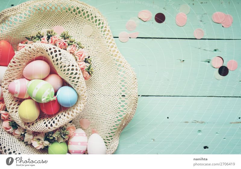 Eine schöne und farbenfrohe Nahaufnahme von Ostereiern. Freude Glück Tisch Feste & Feiern Ostern Natur Frühling Blume Hut Holz frisch lustig niedlich mehrfarbig