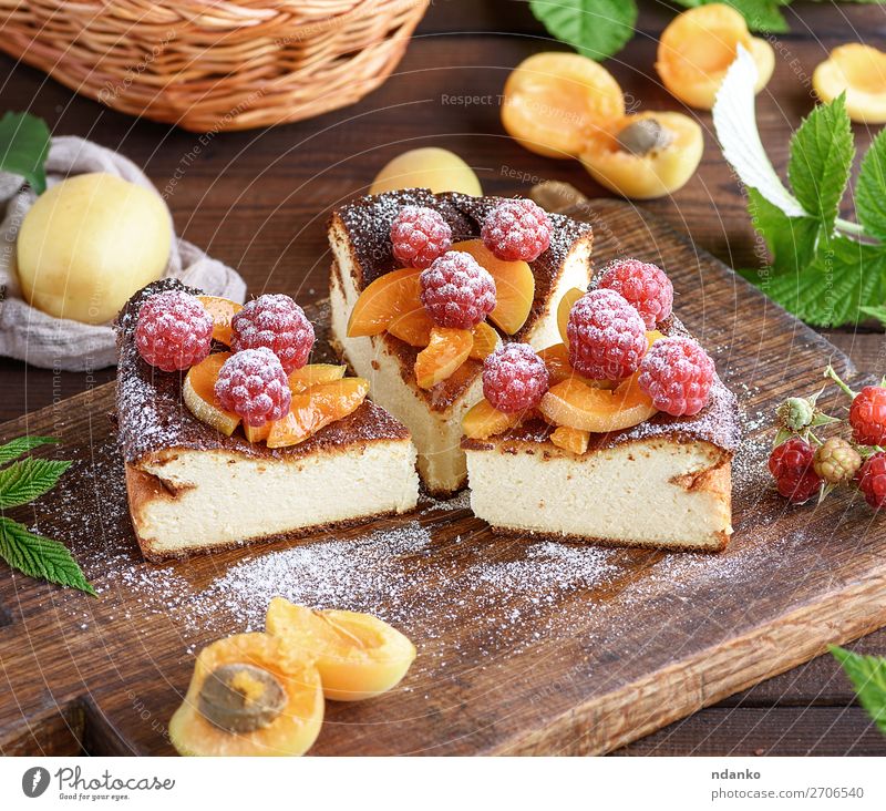 Kuchen mit Himbeeren und Aprikosen Käse Frucht Dessert Süßwaren Ernährung Tisch Holz frisch lecker braun rot weiß Farbe Hintergrund backen Beeren Käsekuchen