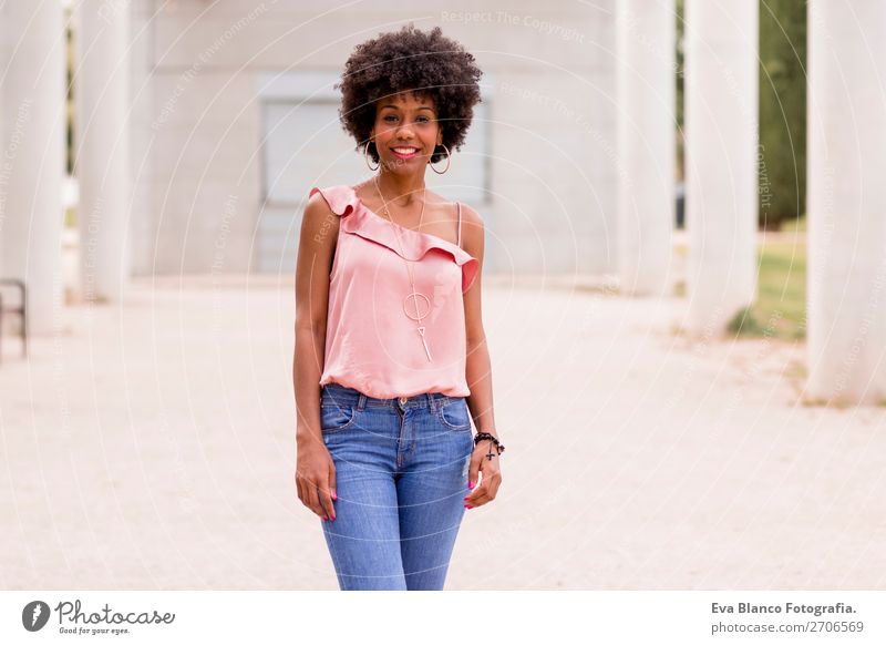 Porträt einer schönen afroamerikanischen Frau Lifestyle Glück Haare & Frisuren Sommer Erwachsene Landschaft Park Mode Jeanshose Afro-Look Lächeln Fröhlichkeit