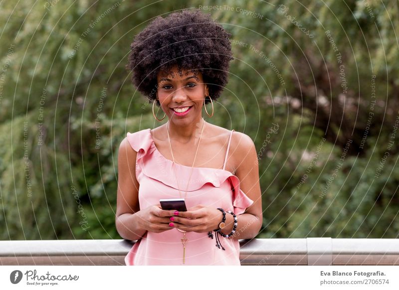 schöne afroamerikanische Frau mit Handy Lifestyle Stil Glück Haare & Frisuren Sommer sprechen PDA Technik & Technologie Erwachsene Natur Landschaft Baum Park