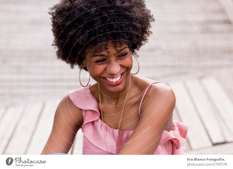 Porträt einer schönen afroamerikanischen Frau, die lächelt. Lifestyle Stil Glück Haare & Frisuren Freizeit & Hobby Sommer Sonne feminin Junge Frau Jugendliche