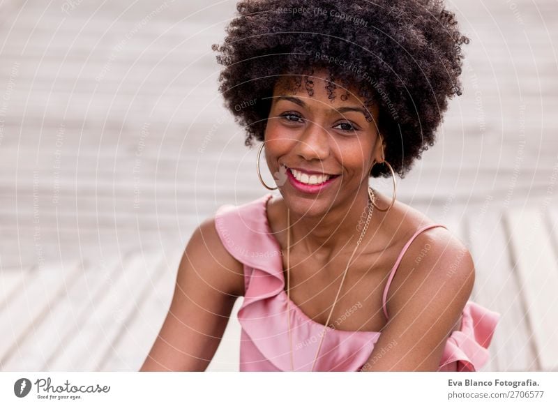 schöne afroamerikanische Frau lächelnd Lifestyle Stil Glück Haare & Frisuren Freizeit & Hobby Sommer Sonne feminin Junge Frau Jugendliche Erwachsene 1 Mensch